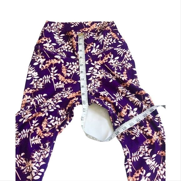 Fabletics Mid Rise PowerHold Capri - Picture 7 of 12